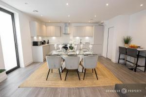 a kitchen and dining room with a table and chairs at STUNNING Townhouse, Sleeps 8, Garden & Parking - Carbery Ridge in Bournemouth