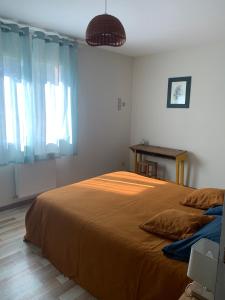 Maison de vacances pour 6 personnes au cœur du Gers房間的床