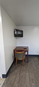 einen Schreibtisch und einen Stuhl in einem Zimmer in der Unterkunft Portland Value Inn in Portland