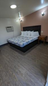 ein Hotelzimmer mit einem Bett und einem Tisch in der Unterkunft Portland Value Inn in Portland