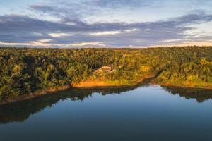 una vista aerea di un lago con una casa al centro di Reserva Natural Iguazú - Pristine Luxury Camp a Puerto Libertad