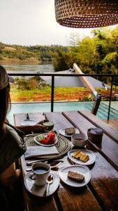 un tavolo con cibo e caffè sopra di Reserva Natural Iguazú - Pristine Luxury Camp a Puerto Libertad