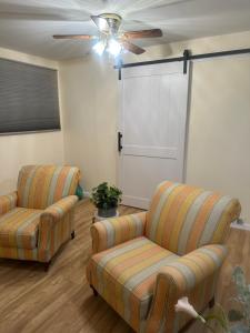 Cheerful, cozy spa restful place في Parsons: غرفة معيشة مع كرسيين وباب جرار