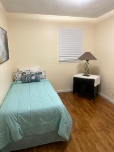 ein Schlafzimmer mit einem Bett und einer Lampe auf einem Tisch in der Unterkunft Cheerful, cozy spa restful place in Parsons