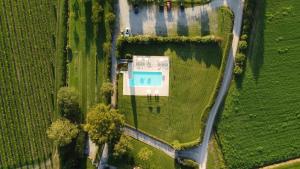 Bazén v ubytování Fenil Conter Cottage & Suite nebo v jeho okolí