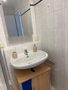 a bathroom with a sink and a mirror at Ferienwohnung Sellin in Ostseebad Sellin