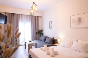 una camera d'albergo con letto e divano di Olymp-rooms a Litóchoron