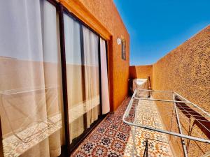 uma varanda de um edifício com um carrinho de compras em Famille Hanae appartement avec terasse em Marrakech