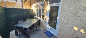 Balkón nebo terasa v ubytování logement avec terrasse