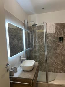 une salle de bain avec un lavabo et une douche dans l'établissement Fiori 3 Apartment, à Milan 40 autres photos