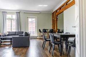uma sala de estar com um sofá, uma mesa e cadeiras em Elbpanorama Lauenburg em Hohnstorf