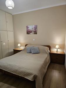 1 dormitorio con 1 cama con 2 mesitas de noche y 2 lámparas en Angeliki's Villa, en Aghia Marina