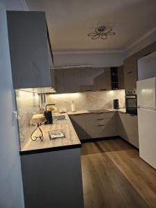 uma cozinha com armários brancos e uma bancada em Angeliki's Villa em Aghia Marina