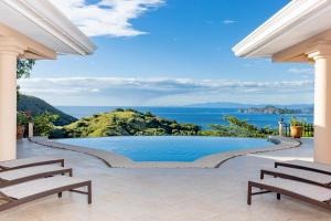 una piscina a sfioro in una villa con vista sull'oceano di Casa Pom Pom a Playa Hermosa