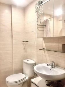 een witte badkamer met een toilet en een wastafel bij Nice apartment with terrace in Bonalba Golf in Mutxamel