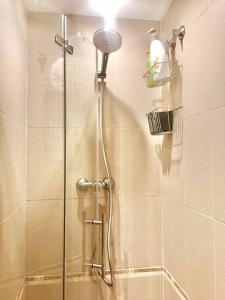 een douche met een glazen deur in de badkamer bij Nice apartment with terrace in Bonalba Golf in Mutxamel