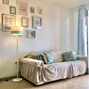 een woonkamer met een bank met kussens erop bij Nice apartment with terrace in Bonalba Golf in Mutxamel