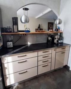 a kitchen with a black counter top in a room at Charmante maison proche Paris in Villejuif