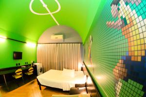 a room with a bed and a green ceiling at ibis Styles Rio Preto Monte Libano in Sao Jose do Rio Preto