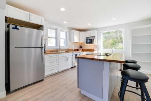 una cucina con armadietti bianchi e frigorifero bianco di Dom Rodzinny Lakeview Getaway - Walk to Lake Huron a Rogers City