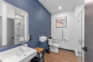 Cannery Lofts Niagara的一间浴室