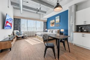 Cannery Lofts Niagara的电视和/或娱乐中心
