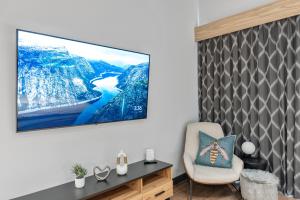 Cannery Lofts Niagara的电视和/或娱乐中心
