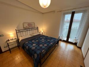 1 dormitorio con 1 cama y 2 ventanas en Orio easy relax 24h Airport 3 - a few steps, en Orio al Serio