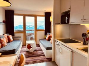ein kleines Apartment mit einem Sofa und einer Küche in der Unterkunft Duplex cosy 6/7 pers. à Avoriaz, balcon - FR-1-634-87 in Morzine