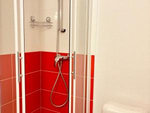 ein Bad mit einer Dusche mit roten und weißen Streifen in der Unterkunft Duplex cosy 6/7 pers. à Avoriaz, balcon - FR-1-634-87 in Morzine + 9 Fotos
