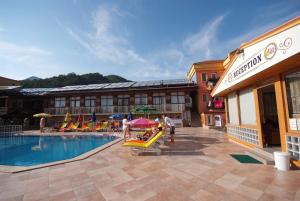 Bazén v ubytování Turk Hotel nebo v jeho okolí