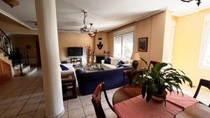 uma sala de estar com um sofá azul e uma mesa em Rincón Mediterraneo em Monnegre de Arriba