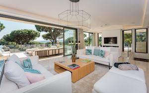 - un salon avec des canapés blancs et une table dans l'établissement Villa Le Faune - Ultra-Luxurious 10 en-suites with Sea View and Tennis, à Saint-Tropez