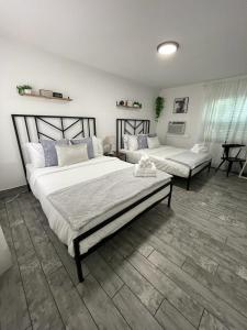 1 dormitorio grande con 2 camas en una habitación en 2 Q Studio Apt With Shared Pool 01, en Clearwater