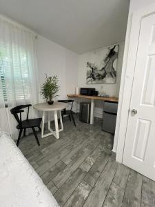 Habitación con mesa, sillas y cocina. en 2 Q Studio Apt With Shared Pool 01 en Clearwater