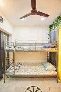 Våningssäng eller våningssängar i ett rum på Stylish 1.5 BHK A/C at BanjaraHills Near CareHospitals