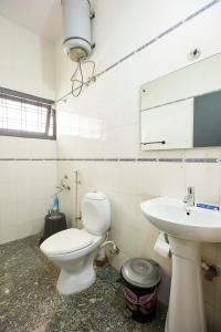 een badkamer met een toilet en een wastafel bij Stylish 1.5 BHK A/C at BanjaraHills Near CareHospitals in Hyderabad