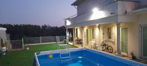 une maison avec une piscine dans la cour dans l'établissement Casa Monte Beira Rio, à Touguinho