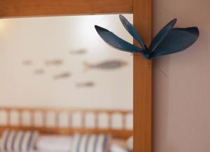 una mariposa en la esquina de una pared en Ca Na Rita den Constantino - Formentera Break, en Playa de Migjorn