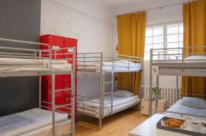 Posteľ alebo postele v izbe v ubytovaní New World St Hostel and Private Room