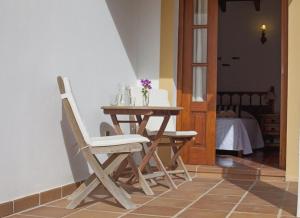 stół i krzesła w pokoju ze stołem w obiekcie Ca Na Rita den Constantino - Formentera Break w mieście Playa Migjorn