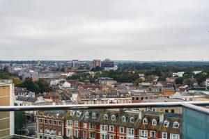 vista sulla città dalla parte superiore di un edificio di Penthouse at the Chocolate Box a Bournemouth
