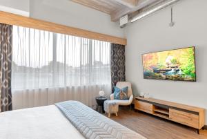 Cannery Lofts Niagara的电视和/或娱乐中心