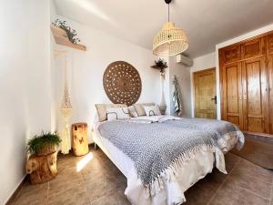 - une chambre avec un grand lit dans l'établissement Yanes Bed And Breakfast Ronda, à Ronda