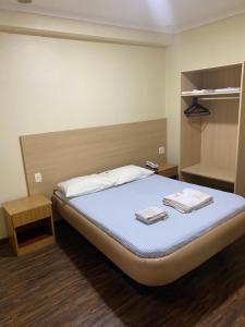 1 dormitorio con 1 cama con 2 toallas en Hotel Lido (Adult Only), en Río de Janeiro