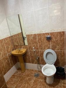 un baño con inodoro y lavabo en Hotel Lido (Adult Only), en Río de Janeiro