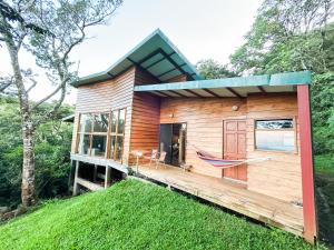 dom na wzgórzu z hamakiem na pokładzie w obiekcie Casa Por Fin w mieście Monteverde