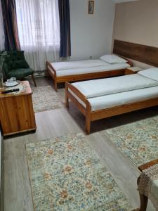 En eller flere senge i et værelse på Pensiunea Clasic