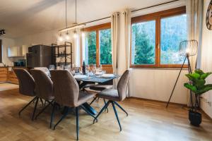 uma sala de jantar com mesa e cadeiras em ALPSTAY "Kuhstadl" - Maisonette, Gondelnähe & Netflix em Bad Kleinkirchheim