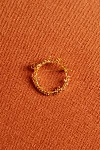 un collar de cadena de oro en un trozo de tela en Grand Hotel Bellevue London en Londres